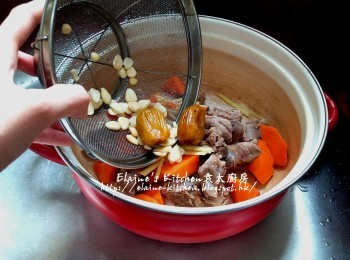 step5: 煲內逐一放入排骨 , 紅蘿蔔 , 薑絲 , 蜜棗 , 南北杏及果皮 , 加入適量水用中火煲滾