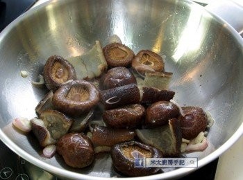 step4: 放入花菇和海參爆炒，灒酒。