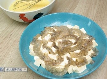 step3: 豆腐切細粒，把豆腐粒、蝦仁放入蒸碟中，加入蛋漿及除泡。