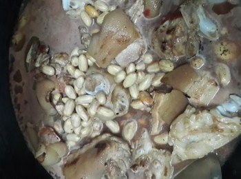 step6: 加入花生，煮滚