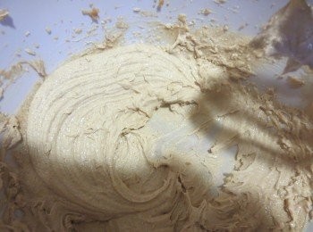 step2: 牛油及砂糖混合，用電動打蛋器以低速發打，至融合呈淡黃色，質地變得鬆軟帶膨脹感即可。