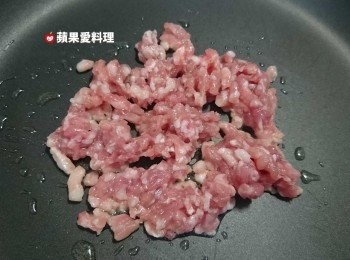 step3: 平底鍋放少許油，放入豬絞肉拌炒。