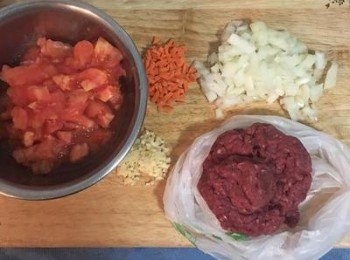 step6: 紅蘿蔔切小丁，洋蔥切丁，蒜切末。