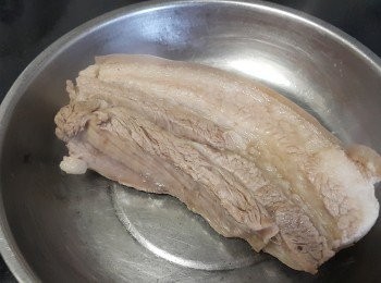 step4: 將五花腩，豬骨，螺頭用薑片出水去腥備用