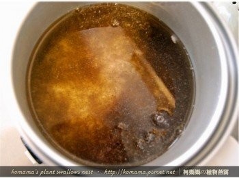 step4: 在煮好後的白米飯上，再倒入黑木耳養生露與米酒，並攪拌一下。