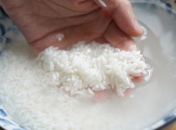 step1: 首先把糯米洗淨後, 浸凍水6小時. 然後瀝乾