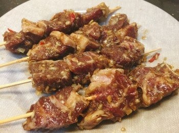 step2: 竹籤先用溫水泡1小時，然後把肉串上竹籖，用grill pan 煎熟便可（或拿去燒炭，更具風味）