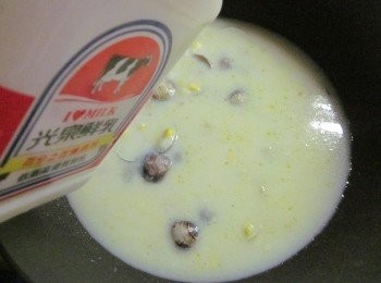 step2: 原鍋放奶油加入麵粉炒到金黃無結粒,分次倒入牛奶炒勻加入高湯或水拌勻.再將一半的海鮮料放入