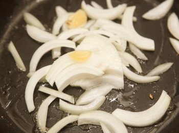 step3: 同一油鍋，將大蒜與洋蔥下鍋爆香。