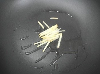 step1: 取一鍋倒入些許油後爆香薑絲~~