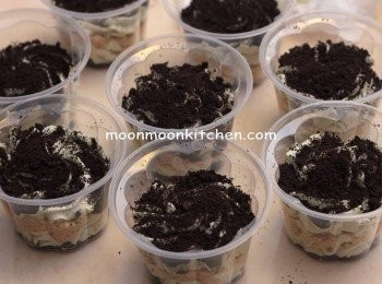 step5: 再於一層消化餅碎，再唧上適量忌廉，重覆以上步驟。