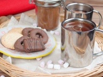 step4: 將熱巧克力倒入杯內，可加上棉花糖享用！