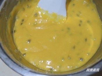step5: 用橡皮括刀輕輕翻拌均勻就完成<span class="group_2">百香果蛋黃糊</span>