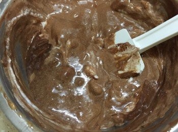 step5: 5. 將1/3旦白霜加入步驟4的混合物內,同樣以膠刮,用切拌法將材料拌勻,切勿過度搞拌以免令空氣消泡,只需見到材料充份拌勻後便可以停手了