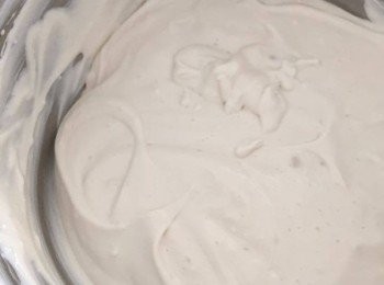 step7: 分兩次加入燕麥奶打至幼滑，加入蔗糖素 / 砂糖及香草精油再打至幼滑。