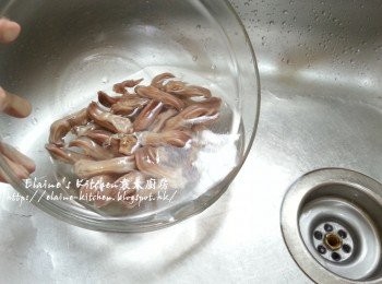 step4: 將鴨舌隔水盛起放入大碗內沖一沖洗再倒去水份