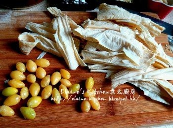 step4: 白果煮15分鐘至滾後去衣 , 鮮腐竹洗淨切細片 , 粟米洗淨切段