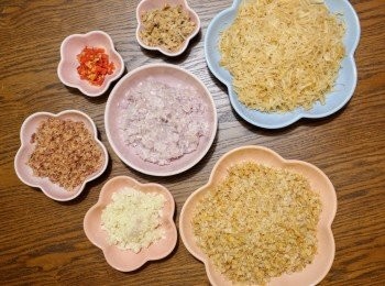 step2: 金華火腿、咸魚、櫻花蝦、指天椒、蒜頭、紅蔥頭切碎備用。
