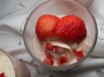 step10: 隨性在杯中填入草莓、慕斯糊、擠上步驟6的鮮奶油裝飾。放入冰箱冷藏至少1個鐘頭，即完成這道草莓慕斯。