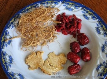 step2: 要蒸鸡前半个小时再加入<span class="group_3">腌制料B</span>搅拌均匀。