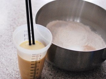 step1: 先將麵粉，酵母，糖及鹽拌勻。另外將雞蛋用筷子打散，然後與水及牛奶拌勻