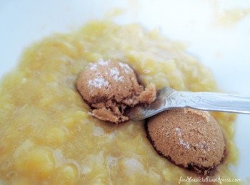 step2: 加入黑糖和一小撮的盐巴，拌匀。