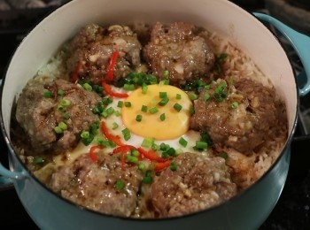 step11: 打開蓋，把醬汁淋在牛肉上，撒上適量蔥花和紅椒絲後，再加蓋焗半分鐘即可享用。