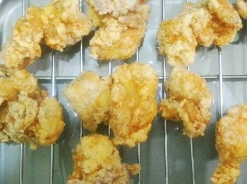 step3: 用180度的油溫炸約2分鐘後一度取出,放置約4分鐘後再度第二次油炸約40秒