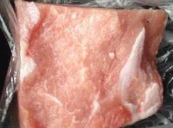 step1: 先把豬肉洗乾淨切片大概8cm的厚度