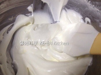 step9: 鮮奶油、糖、用打蛋器打漲至8分、最後加入香草精
