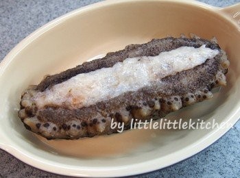 step2: 將蝦肉釀入海參，隔水蒸約 8 分鐘，再淋上蠔油汁獻，切件享用