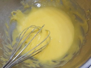 step6: 倒入低筋麵粉混合至幼滑，待用