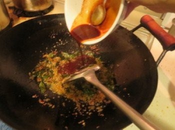 step4: 然後加入之前調好的<span class="group_2">調味料</span>