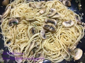 step5: 將意粉倒入同炒至汁收乾，最後撤上意式香草即可。