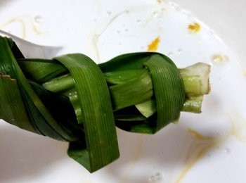 step10: 香蘭葉綁成一束，較好抓揉