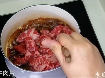 step5: 加入牛肉片，當牛肉煮熟即熄火，配上白飯和配料即成