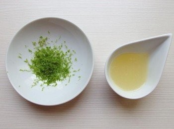 step2: 檸檬刨絲後擠汁備用。