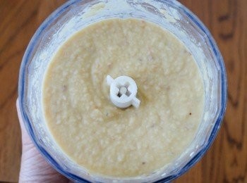 step2: 先將鷹嘴豆和水放入攪拌機內，打發鷹嘴豆