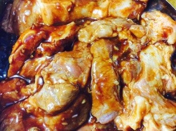 step2: 沖去生粉和血水
 放入4湯匙生粉拌匀
 將醃料拌匀，放入梅頭醃40分鐘