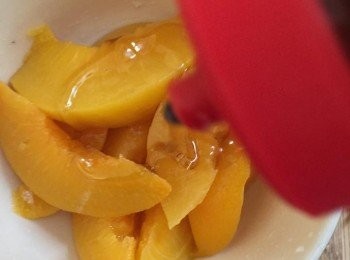 step2: 水蜜桃加入龍舌蘭糖漿、