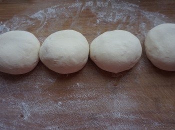 step3: 醒發的麵團，再分成等分的小團。