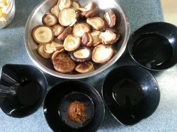 step6: 再處理醃料:冬菇可用適量糖.生抽.紹興酒.油.及水蒸15分鐘待入味(調味份量視乎冬菇多少而定,可以蒸定放入雪櫃隨時都可以取出食用)