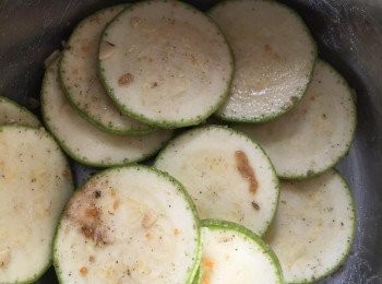 step5: 拿鬆弛麵團的時間，預備翠玉瓜，洗淨切片加入調味。