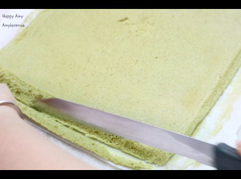 step11: 抹茶蛋糕放涼後剝去底部牛油紙，以刀輕輕以斜刀切去蛋糕末端，有助蛋糕卷後變得平整。