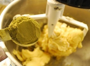 step4: 分次加進麵粉、鹽及抹茶粉，攪拌均勻