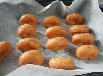 step11: 將摺好的粉糰放在牛油紙上，放入雪櫃雪1小時