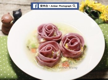 step8: 好喝又好看的「玫瑰花餃海鮮濃湯」出場了~! ^^