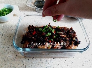 step9: 取出<a href="https://bit.ly/3zHU5V3" target="_blank" data-keyword="雞翼" class="guide-link"><strong>雞翼</strong></a> <span style="display:inline-block;vertical-align:middle;margin-top:-3px;color:initial;border-radius:3px;padding:2px 3px;font-size:12px;line-height:14px;background:#87d300;color:#fff;">即買</span> 倒去多餘汁料 , 淋上<span class="group_3">調味料</span> , 最後灑上餘下蔥粒即可