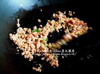 step5: 燒紅鑊 , 放入肉碎用中火拌炒至稍為轉色 , 加入蔥粒拌勻炒至肉碎熟透後盛起