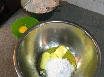 step1: 準備好一切，牛油同糖打至奶白色